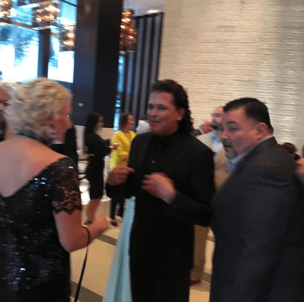 Carlos Vives, feliz antes de salir rumbo al show.