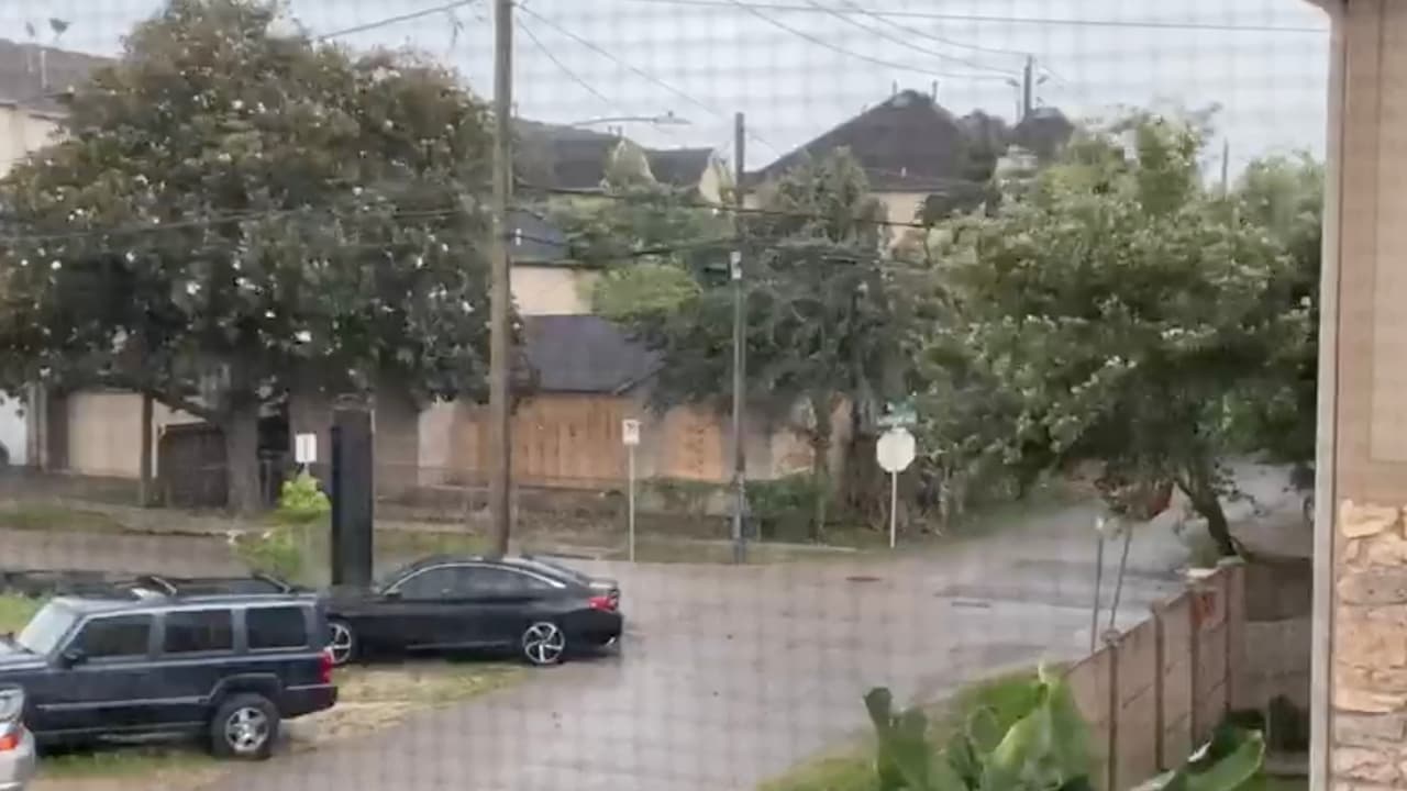 CenterPoint reportó al menos 182,000 clientes se quedaron sin energía eléctrica.