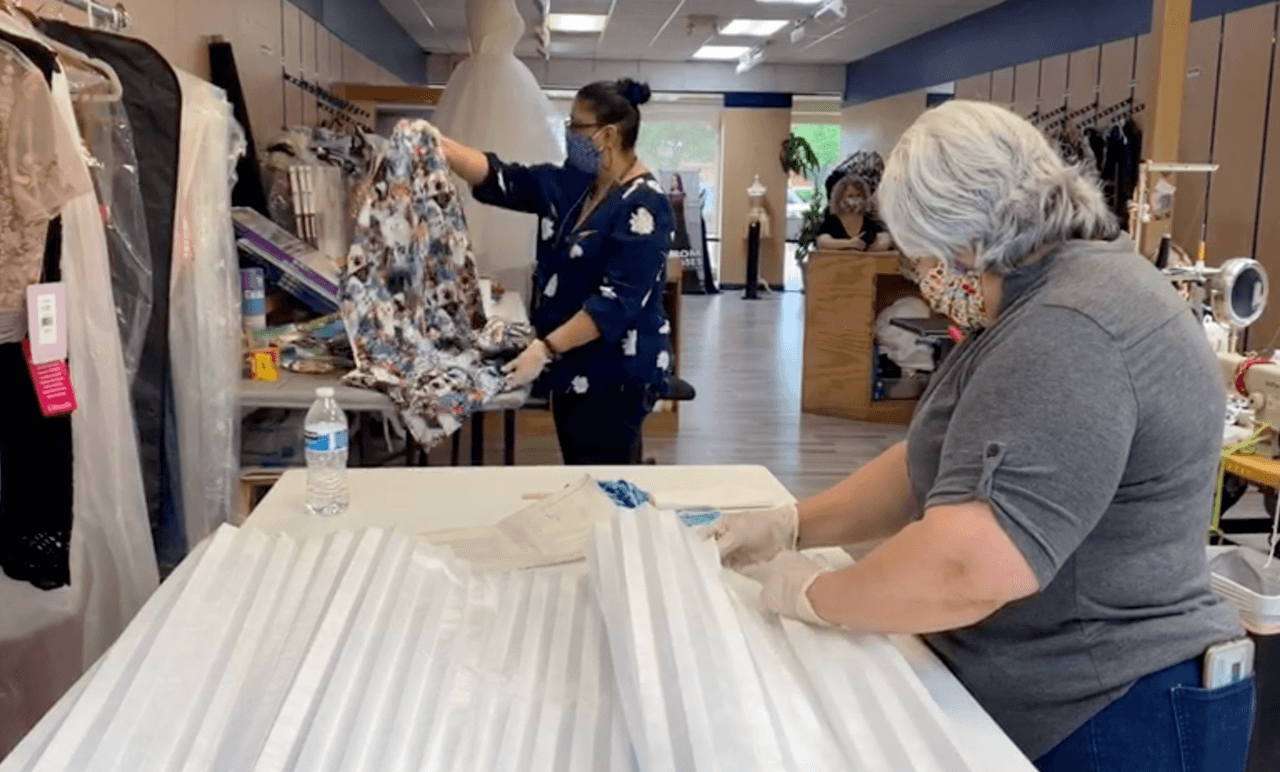 Estas artesanas buscan llenar el vacío que la demanda por la pandemia del
<a href="https://www.univision.com/local/san-antonio-kwex/mujeres-de-un-taller-de-costura-y-diseno-producen-mascarillas-para-donar-a-hospitales-video">covid-19</a> ha causado tanto en Estados Unidos como a nivel mundial.