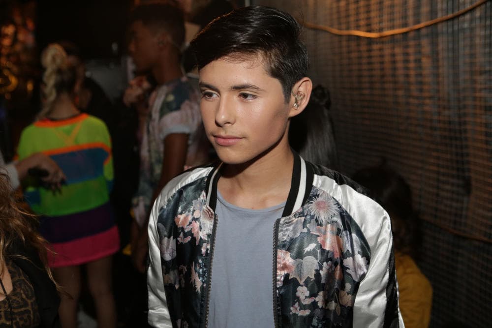 Minutos antes de su primera presentación en vivo, los nervios eran evidentes en el chico.