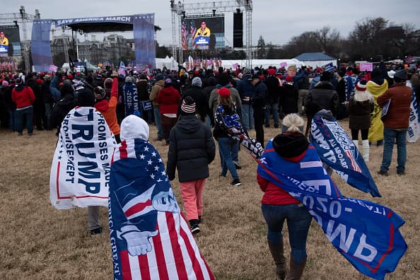 La gente siga llegando a las afueras del Congreso en Washington, DC, para participar en el mitin de partidarios del presidente Donald Trump, que desafían los resultados de las elecciones presidenciales de noviembre 3 del 2000.