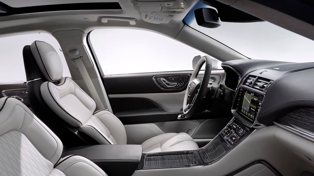 <h3 class="cms-H3-H3">¿Debo comprar uno?</h3>
<br>Desde su lanzamiento en 2017 el
<a href="https://www.univision.com/noticias/lincoln/la-historia-del-lincoln-continental-una-leyenda-americana">Lincoln Continental </a>se ha ganado poco a poco un lugar en el mercado de los autos de lujo, borrando el mal recuerdo del viejo Town Car y del MKS. El Continental en sus versiones más sencillas se está haciendo cada vez más popular en las flotas de limusinas en todo el país, por lo que quizás haya que evitar comprarlo en negro. Una
<a href="https://www.univision.com/noticias/lincoln/lincoln-celebra-los-80-anos-del-continental-con-una-edicion-limitada-con-puertas-suicida-fotos">edición límitada a 80 unidades</a> con plataforma extendida y puertas traseras con visagras posteriores estilo 'suicida', para celebrar los 80 años del modelo, se vendió completamente a los pocos munitos de ser anunciada y es casi seguro que Lincoln la traerá nuevamente en algún momento durante los próximos meses.