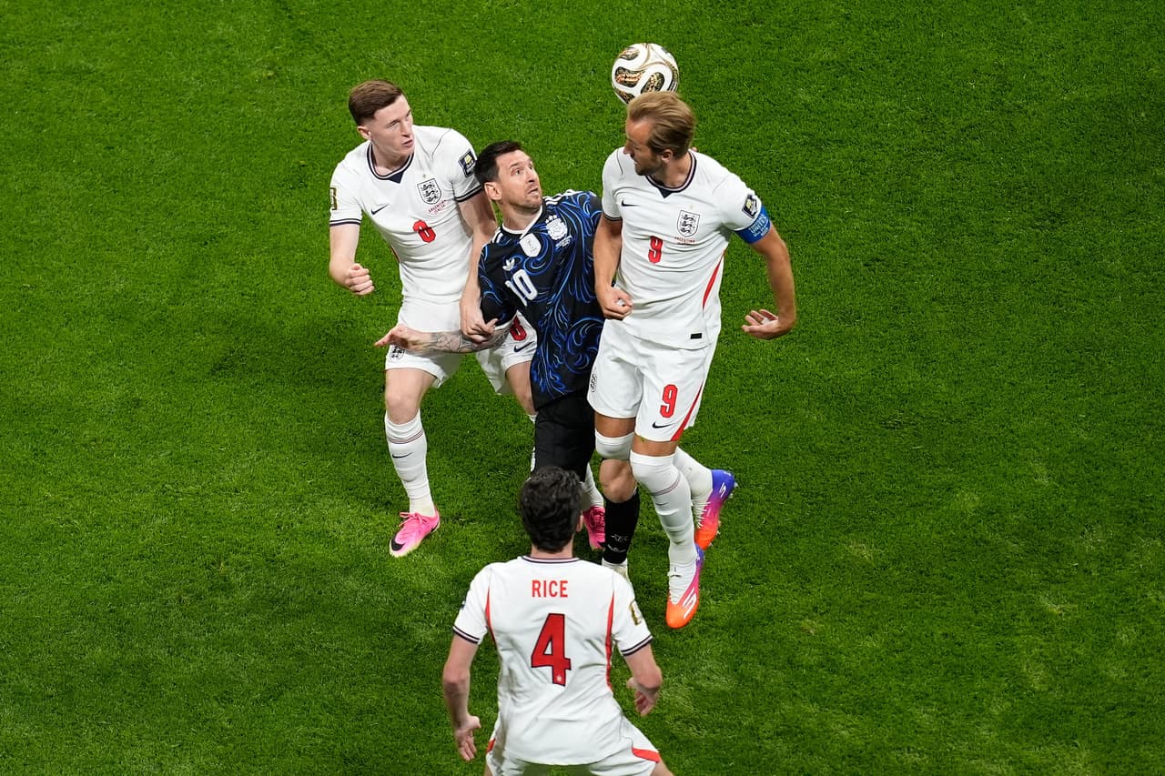 Lionel Messi busca el balón entre Elliot Anderson, Harry Kane y Declan Rice.