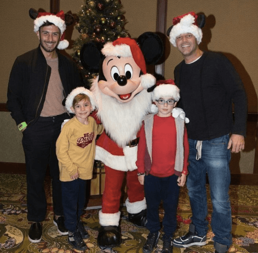 Esta bien podría ser la foto oficial de la tarjeta navideña de la familia de Ricky Martin, pues todos lucen preciosos.