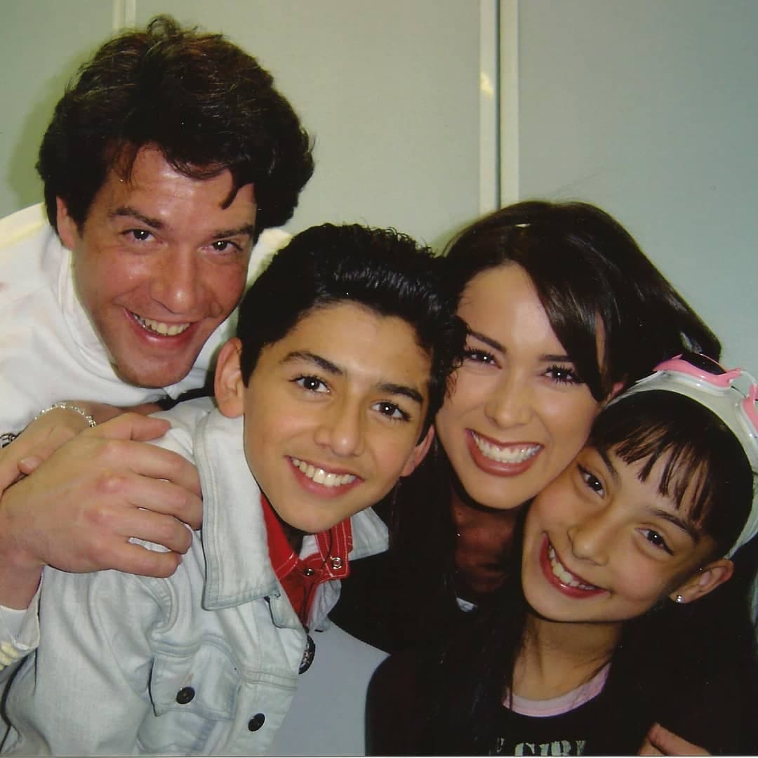 Su nombre también alcanzó la fama cuando acompañó a Jacky Bracamontes en el protagónico de la telenovela 'Alegrijes y rebujos', donde dio vida a Antonio Domínguez, padre de Sofía Domínguez, personaje interpretado por la niña María Chacón.