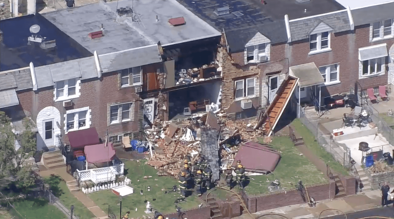 El departamento de bomberos dijo que los equipos llegaron y encontraron una fachada derrumbada y un fuego intenso en el segundo piso.