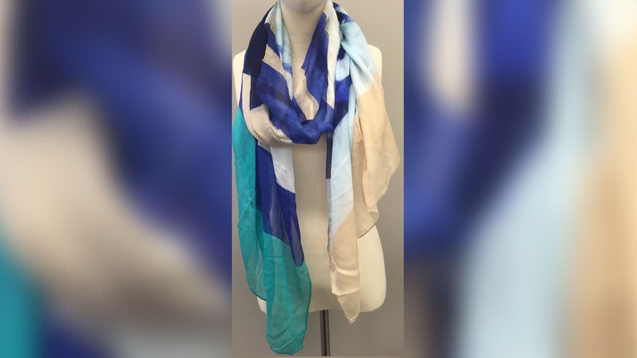 Ivanka Trump Scarves by GBG Accessories Group.
<br>Estas bufandas no cumplen con los estándares federales de inflamabilidad para textiles de ropa, lo que representa un riesgo de quemaduras.
<br>Fechas de venta: octubre de 2014 a enero de 2016.
<br>Contacto: GBG Accessories Group al 888-771-9047 o por correo electrónico a IvankaTrumpRecall@globalbrandsgroup.com.