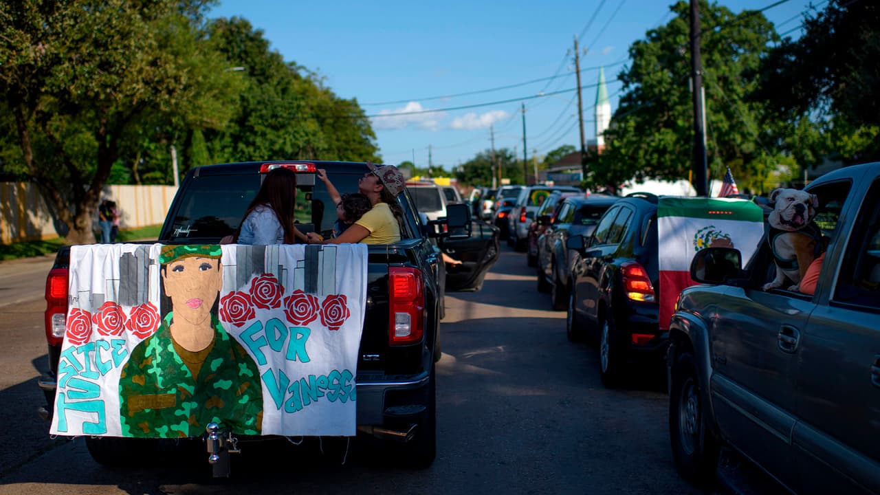 "Justicia por Vanessa" fueron algunos de los mensajes escritos en los vehículos de la caravana realizada el sábado.