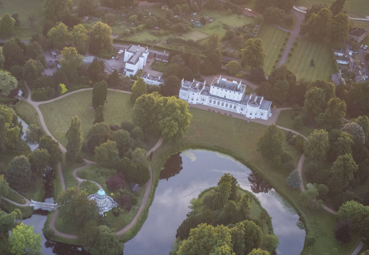 A pesar del valor sentimental que tiene el lugar, la pareja estaba en búsqueda de un hogar con más espacio, como es Frogmore Cottage (en la foto), donde incluso sus dos perros tienen amplio espacio para jugar.