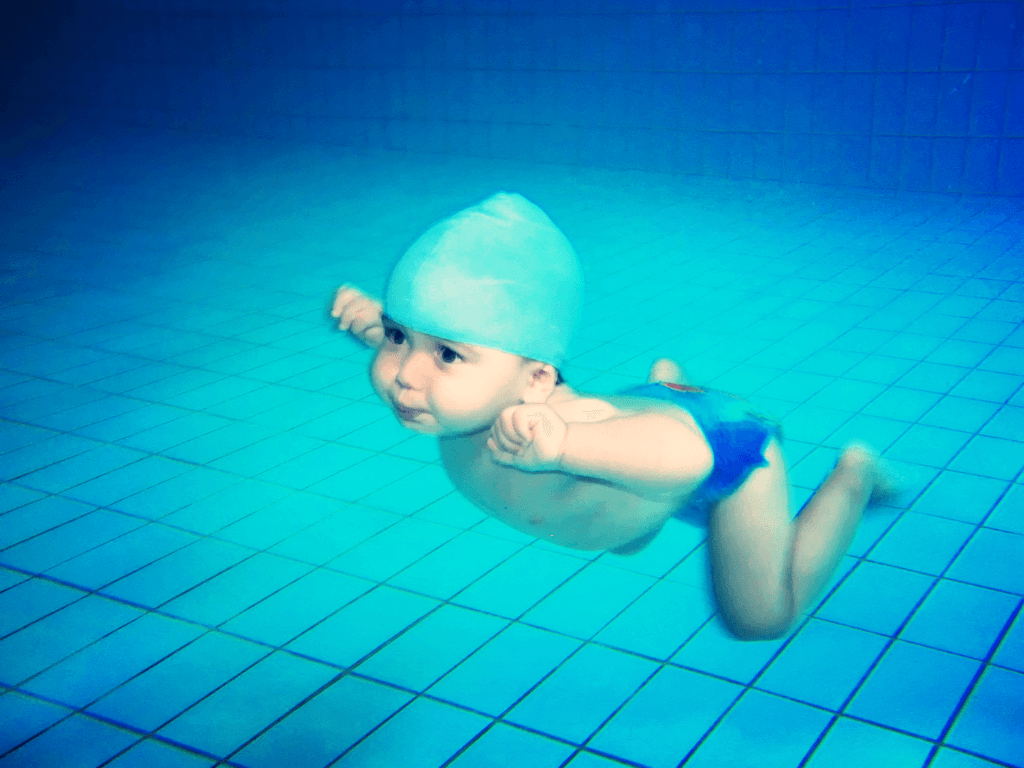 “Lo mejor que puede hacer por su hijos enseñarle a nadar": advierte experta en prevención de ahogamientos