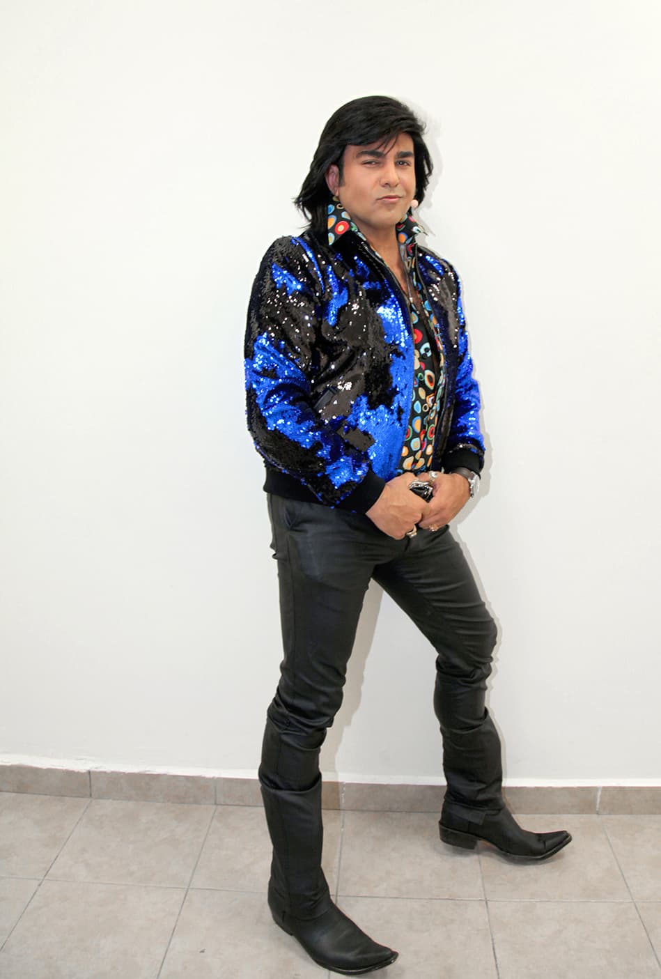 En la parte baja usó pantalones y botas negros.