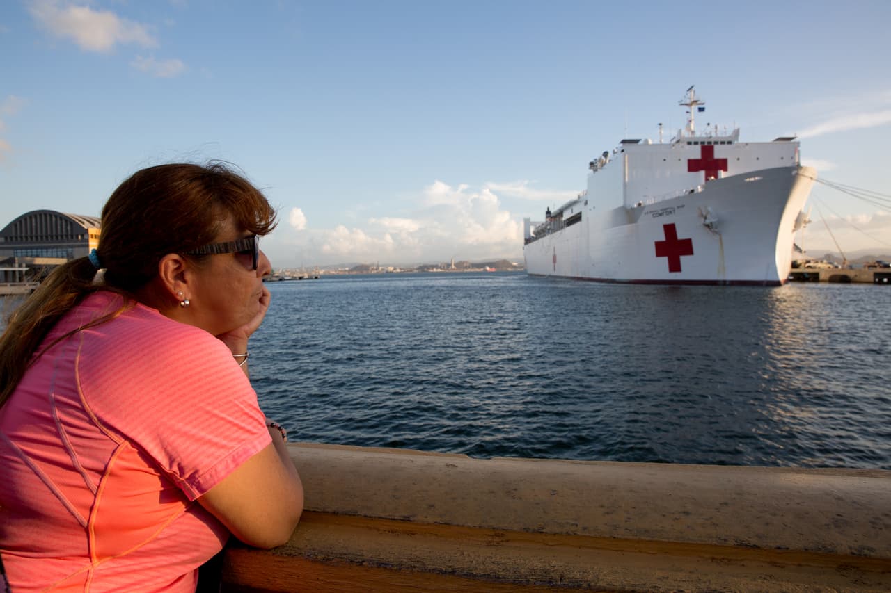 Annie Ortiz, de 54 años, es una paciente renal. Su esposo le comentó de la llegada del barco y de inmediato se trasladó para el puerto de San Juan, donde está ubicado. Esperaba su turno para subir a la nave con la expectativa de que la evalúen y le hagan una sesión de su diálisis, un servicio de los más colapsados en la isla tras el huracán.
<b>"Esperaría aquí parada lo que fuera para que me atiendan".</b>