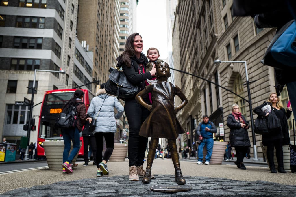 La iniciativa aporta a la conversación que se da a nivel mundial sobre la necesidad de que exista equidad de género, como pidió Naciones Unidas en
<b><a href="http://progress.unwomen.org/en/2015/pdf/SUMMARY.pdf">su más reciente reporte sobre la mujer</a></b>. "Ante las desiguales oportunidades laborales y el predominio de ocupaciones con bajos salarios, la mujer es particularmente vulnerable a la inseguridad económica y a la dependencia financiera. Encuestas hechas a hogares muestran que las mujeres en edad productiva son más proclives que los hombres a vivir en hogares pobres en 41 de los 75 países evaluados" por el estudio realizado por esta organización. (Getty Images)