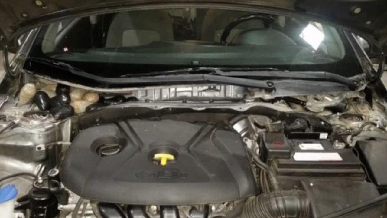 Este lunes los oficiales incautaron aproximadamente 343,600 pastillas de fentanilo escondidas en las puertas, el tablero, el cortafuegos de un vehículo.