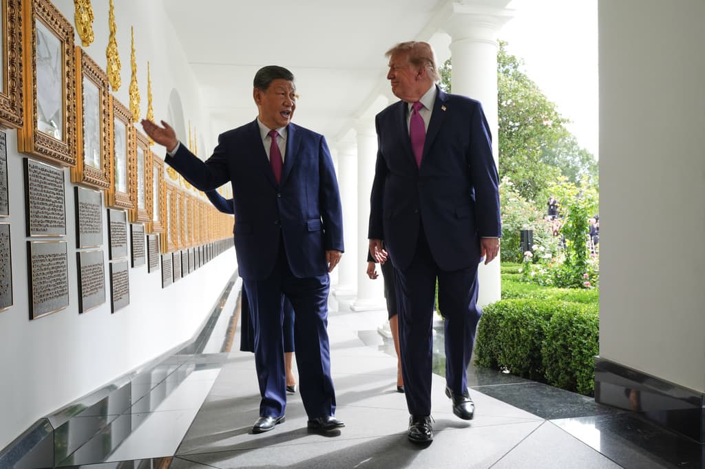 La semana en video: Solicitantes de asilo en la mira de ICE; la visita de Xi Jinping y un joven de 13 años comienza su maestría