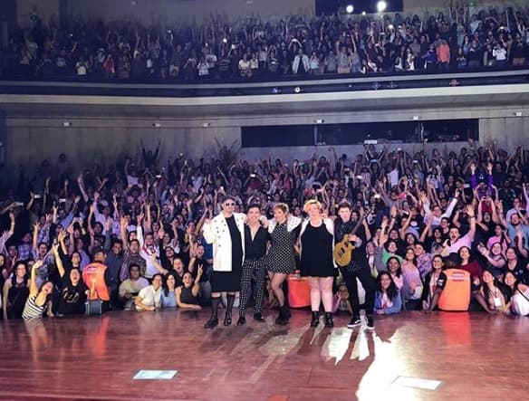 Tras recibir atención médica y confirmar que no sufrió heridas de gravedad, Lucena
<b>se presentó</b> con el resto de la agrupación en su show.