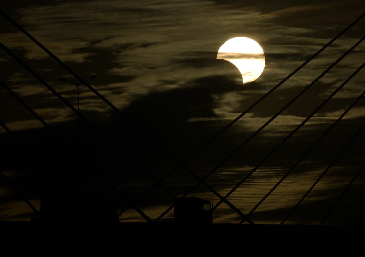 El fenómeno visto desde la ciudad de Porto Alegre, Brasil, desde donde se vio parcialmente. También pudo verse el eclipse incompleto desde Paraguay, Uruguay, y Perú.