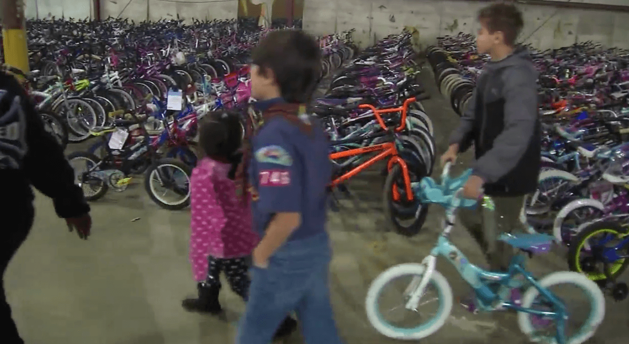 Regalan más de 1.500 bicicletas en víspera de la Navidad