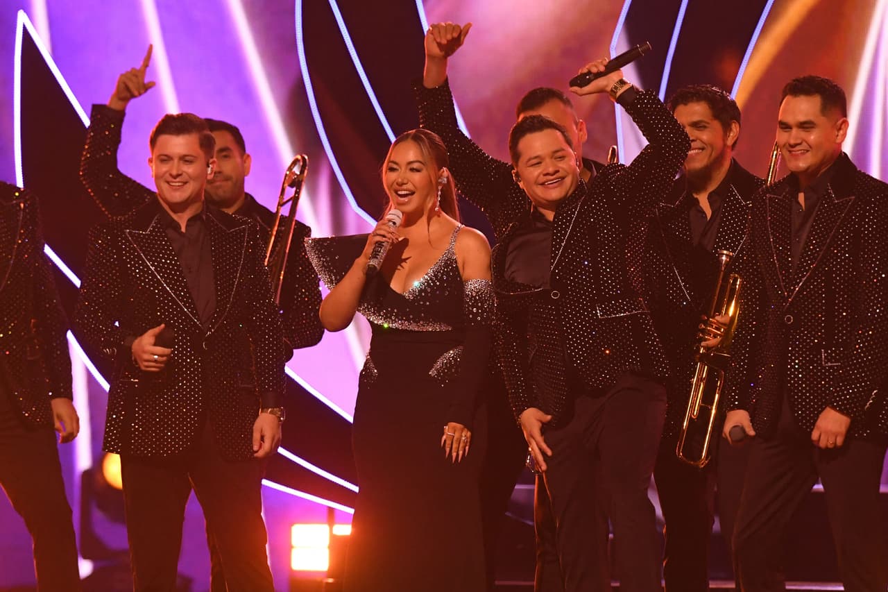 Chiquis y Banda Los Recoditos en Latin GRAMMY 2022.