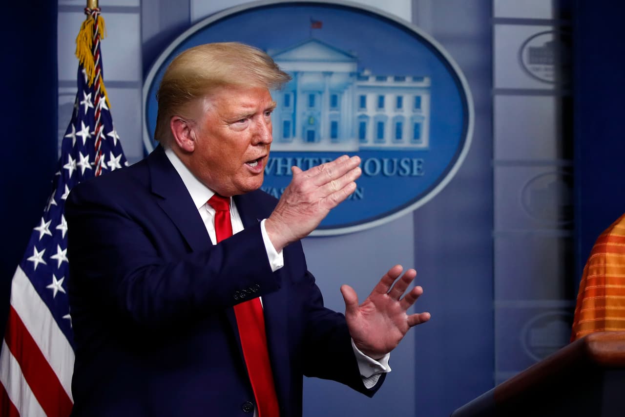El presidente Donald Trump habla sobre el coronavirus en la Sala de prensa James Brady Press de la Casa Blanca, el viernes 3 de abril de 2020, en Washington.