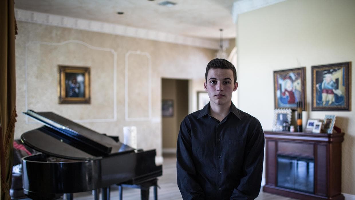 <b>Cameron Kasky</b>, de 17 años, huyó de la masacre con su hermano pequeño con autismo de la mano. Una vez en casa empezó a descargar su rabia en mensajes en redes sociales con una fuerte dosis de crítica política, incluyendo insultos a los líderes. Hay cierta unanimidad que fue allí, en su casa presidida por un piano de cola, donde se empezó a usar el término 'Never Again'. Con los días, ha suavizado su retórica y multiplicado sus apariciones en televisión. “Antes del tiroteo me quejaba en las redes sociales, pero no había dado un paso al frente. Por desgracia, el problema me tuvo que golpear directamente. (...) No puedo dejar que sea simplemente un tiroteo más”.