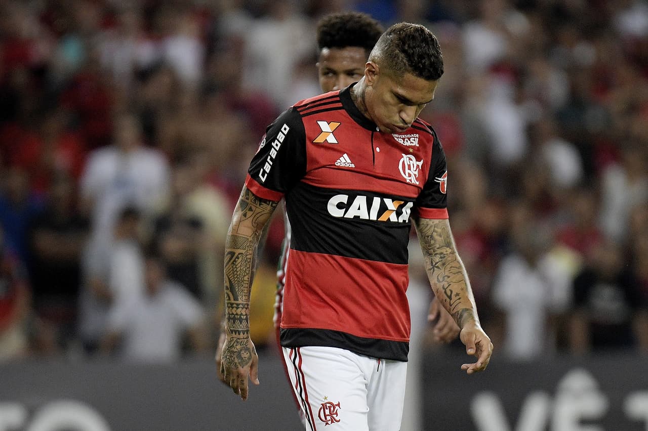 RIO DE JANEIRO, BRAZIL - OCTOBER 12: Paolo Guerrero of Flamengo reacts during the match between Flamengo and Fluminense as part of Brasileirao Series A 2017 at Maracana Stadium on October 12, 2017 in Rio de Janeiro, Brazil. (Photo by Alexandre Loureiro/Getty Images)