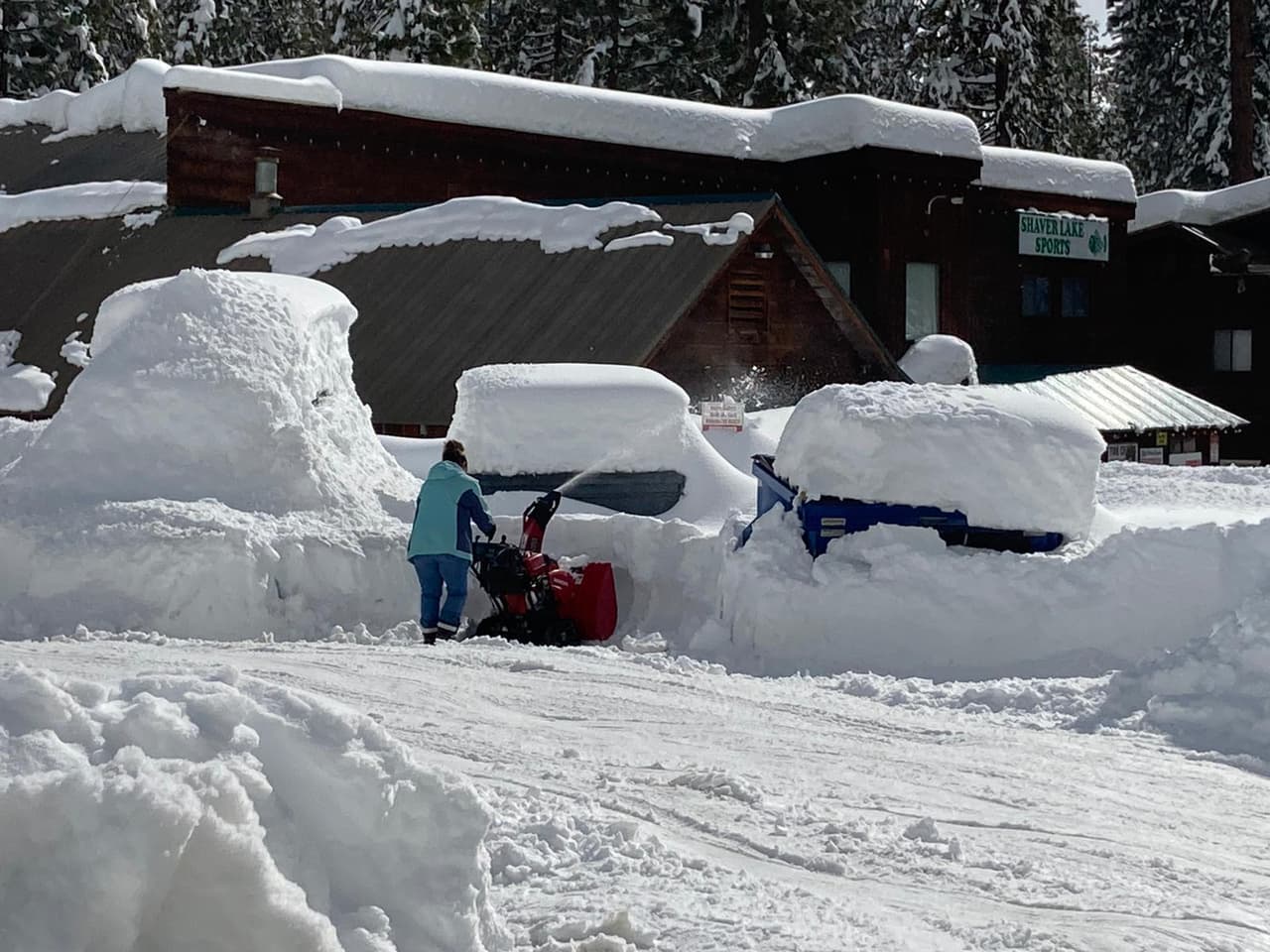 Lugareños se encontraban atareados aprovechando los rayos del sol para despejar techos, caminos y patios. Todo estaba cubierto de un gran manto blanco.