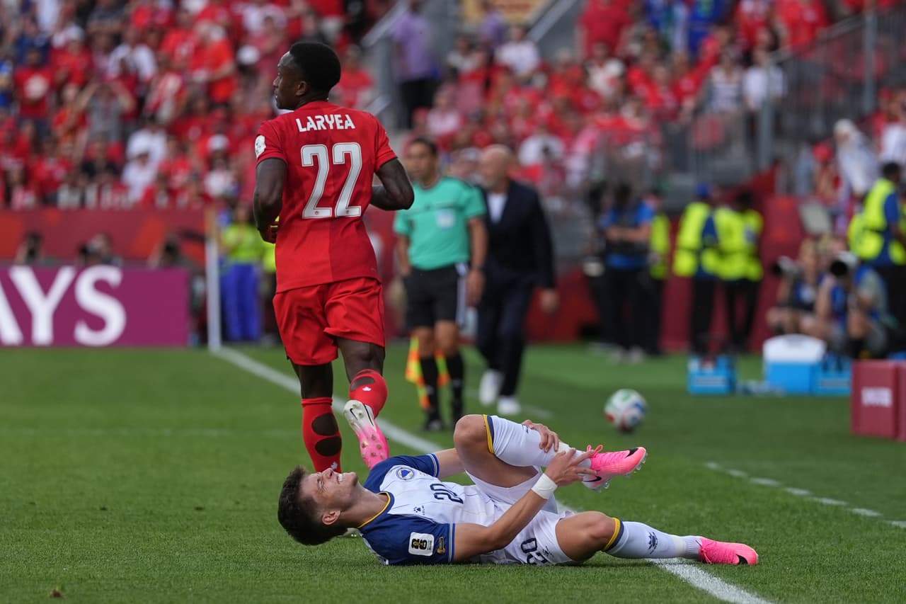 Esmir Bajraktarevic, de Bosnia, yace en el suelo y reacciona tras una falta cometida por Richie Laryea, de Canadá, durante el partido de fútbol del Grupo B de la Copa Mundial entre Canadá y Bosnia en Toronto, el viernes 12 de junio de 2026.