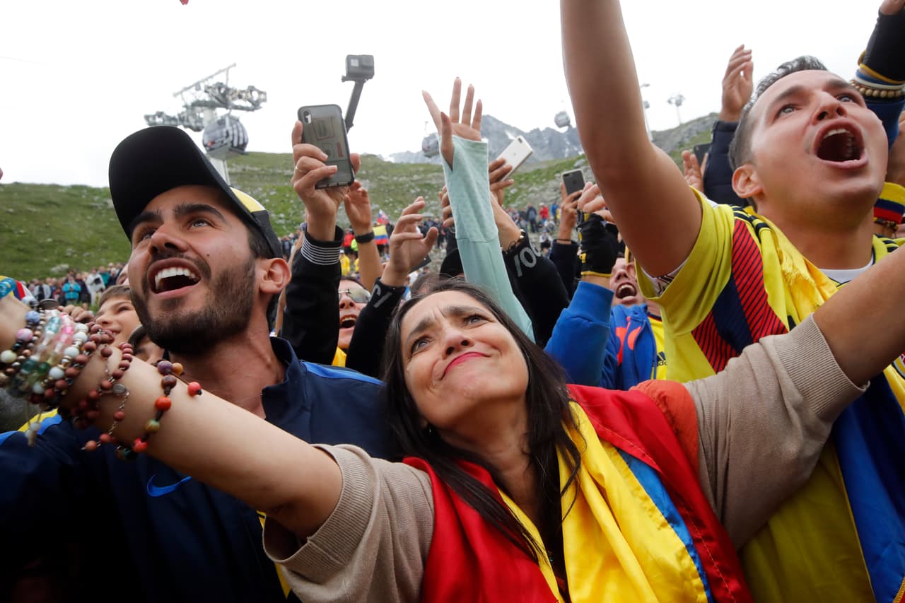 Con su actuación del sábado Bernal prácticamente se asegura la victoria final en la última etapa este domingo, que sería la primera de un latinoamericano en la historia del Tour. En la imagen, colombianos y seguidores de su equipo celebran la victoria en Francia.