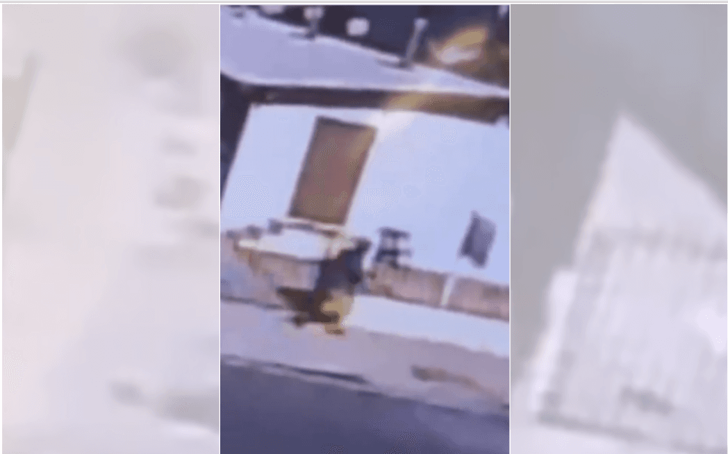 La Policía busca hombre que apuñaló a varias personas a plena luz del día en Los Ángeles