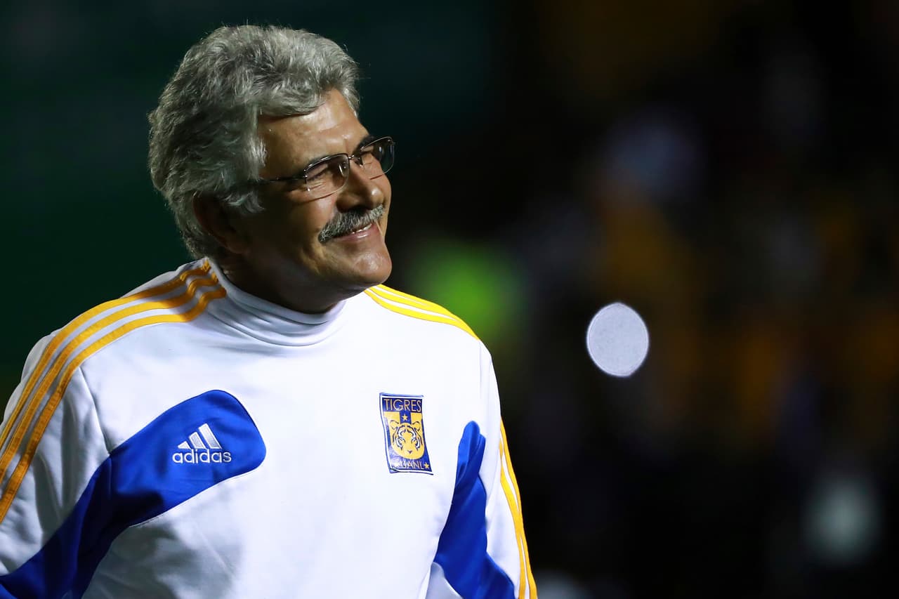 MONTERREY, MEXICO - DECEMBER 25: Ricardo Ferretti coach of Tigres smiles during the Final second leg match between Tigres UANL and America as part of the Torneo Apertura 2016 Liga MX at Universitario Stadium on December 25, 2016 in Monterrey, Mexico. (Photo by Hector Vivas/LatinContent/Getty Images)