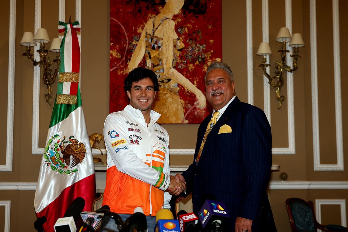 A finales de 2013 Checo Pérez (izquierda) es anunciado como piloto del equipo Force India, aquí con el propietario Vijay Mallya (derecha).
