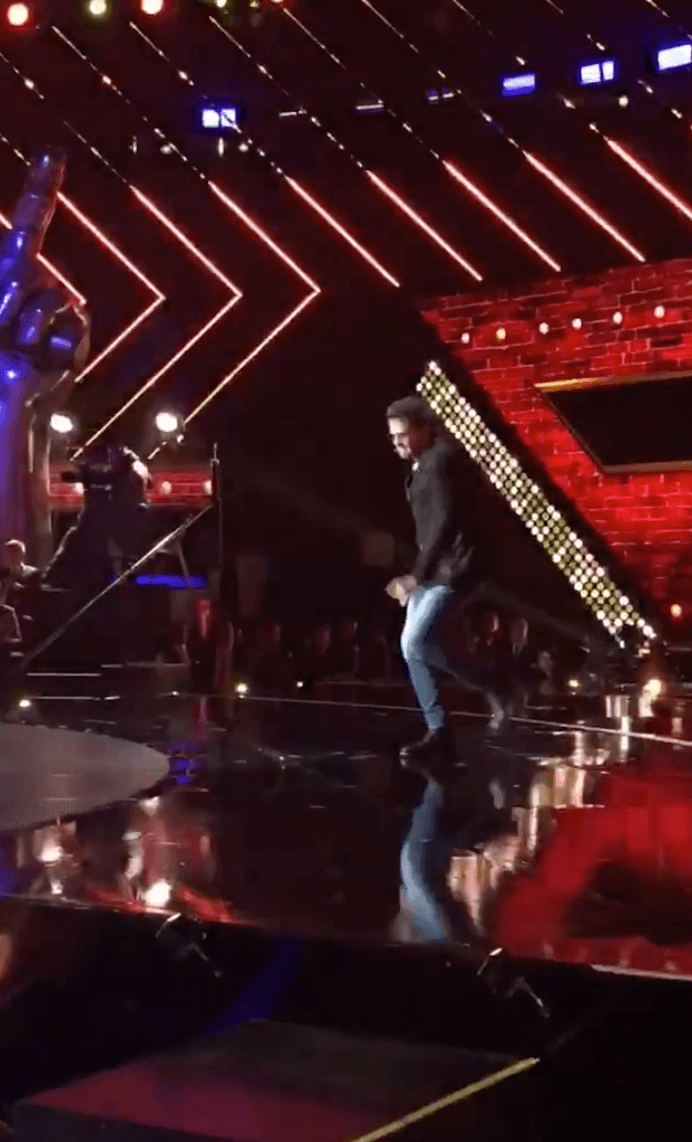 Carlos Vives hizo su entrada bailando.