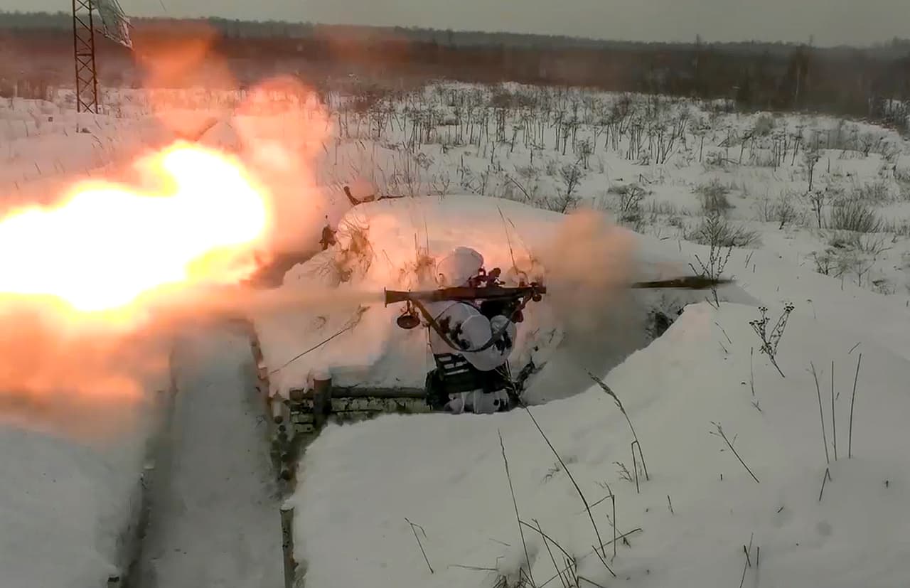Un militar ruso asiste a un ejercicio militar en el campo de entrenamiento de Pesochnoe en la región de Yaroslavl, Rusia.