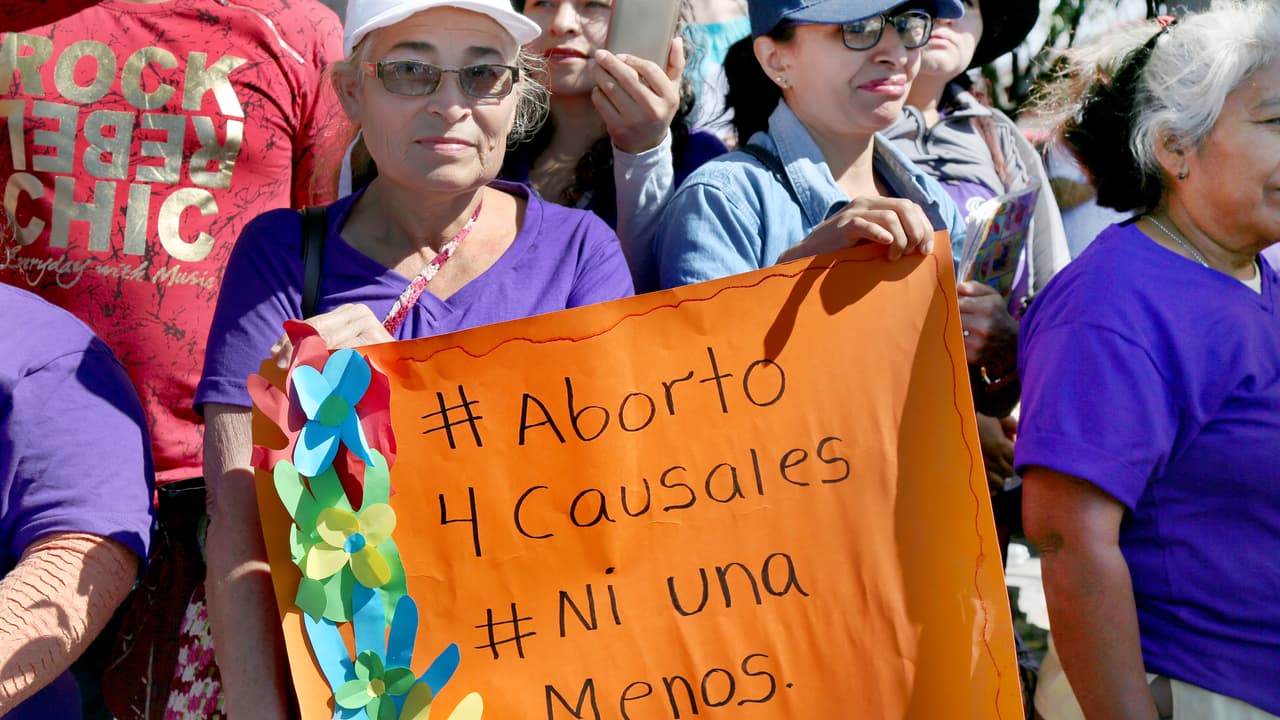 El Salvador es uno de los países con una de las leyes más severas del mundo contra el aborto, incluso si es involuntario o cuando la vida de la madre corre peligro. Con el firme apoyo de la Iglesia Católica y un poderoso grupo de presión provida, el aborto es ilegal en todos los casos desde 1998, incluyendo la violación. Es uno de los cinco países en el mundo donde no se permite el aborto ni siquiera para salvar la vida de una madre embarazada (los otros son República Dominicana, Nicaragua, el Vaticano y Malta).