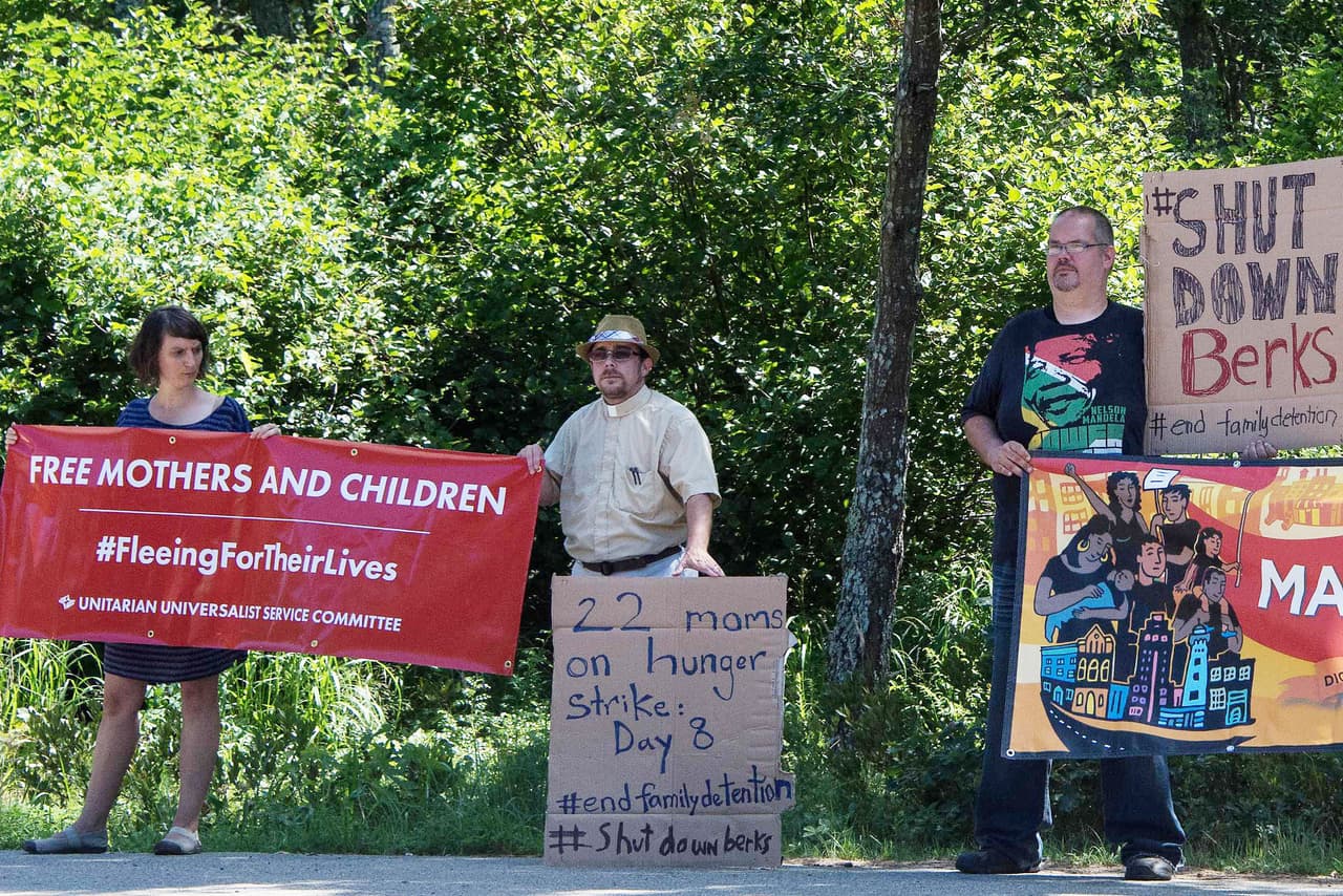 Protesta en las afueras del centro de detención Berks en apoyo a la huelga de hambre.