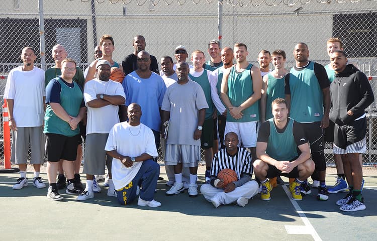 Los Warriors realizaron su visita anual a San Quintín. El GM Bob Myers encabezó el contingente en la cancha, y Kevin Durant y Draymond Green se sentaron entre los internos para ver la acción, firmar autógrafos y jugar dominó.