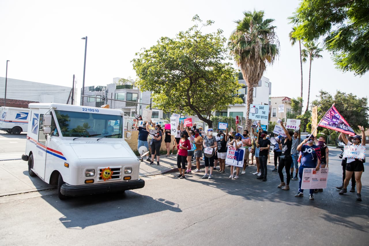 En el sur de California, un grupo de manifestantes se unió a las protestas en todo el país para apoyar al Servicio Postal que se encuentra bajo asedio por el gobierno de Donald Trump.
<br>