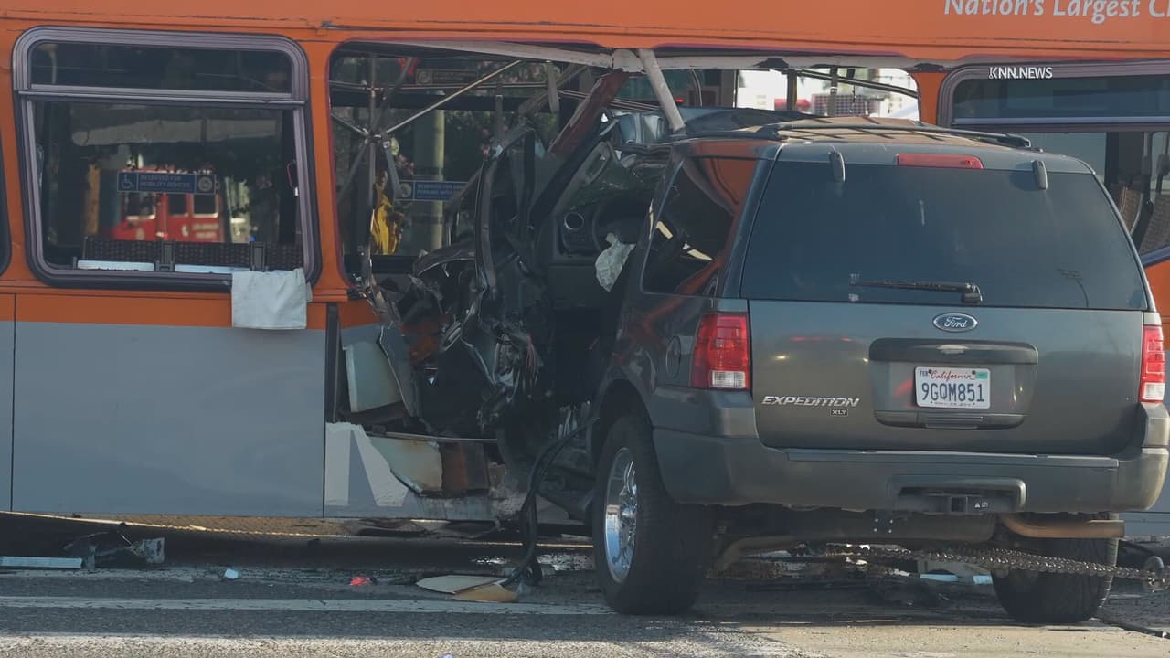 Arrestan a mujer tras choque mortal con autobús de Metro en Chatsworth; enfrenta acusación de homicidio