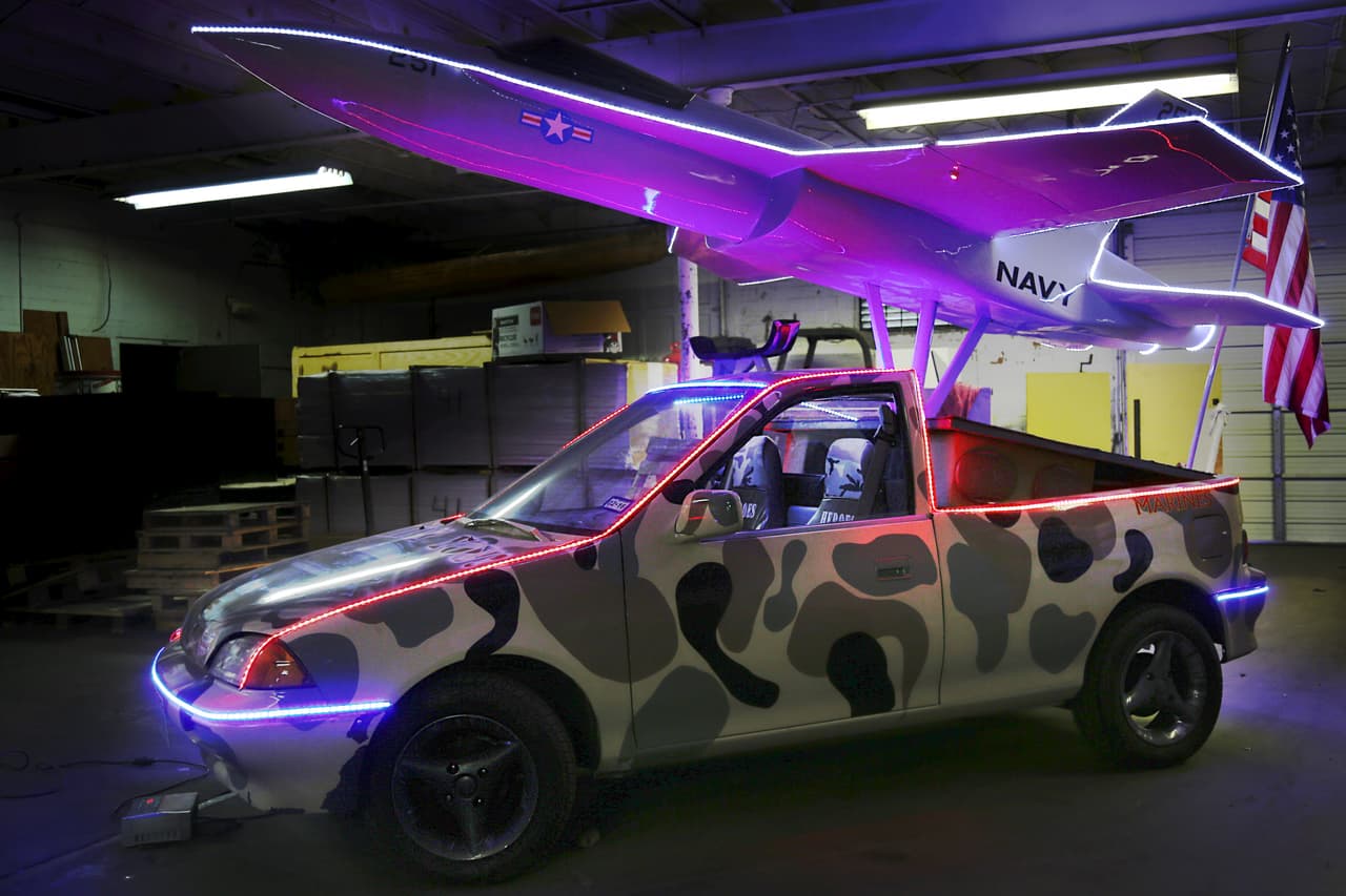 "Héroes", un avión construido por Isaac Cohen como homenaje a las fuerzas militares, es una de sus creaciones en la que no usó madera.