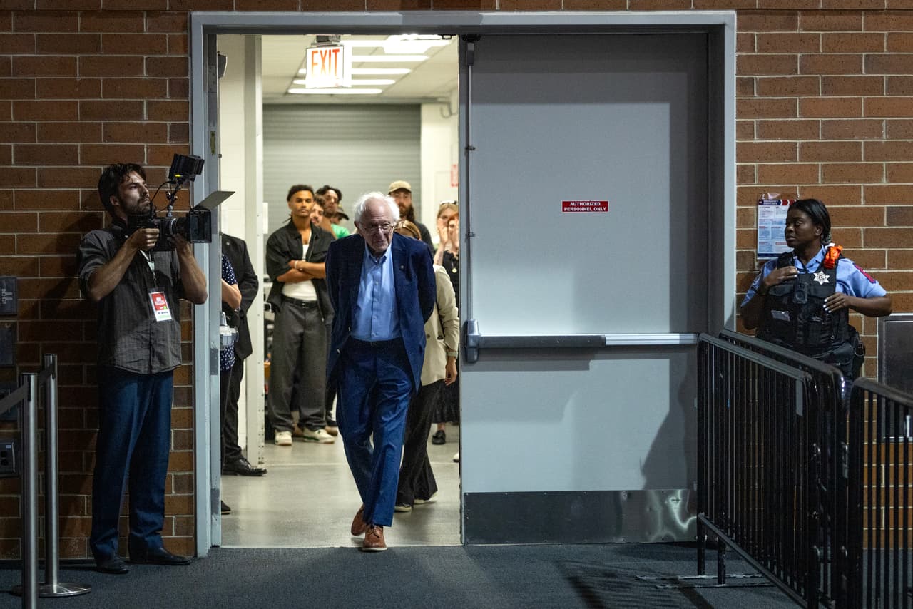 Desde el Foro Isadore y Sadie Dorin, habló Sanders con dureza sobre la desigualdad económica y social.
<b> “El sistema económico está roto.</b> El
<b>60% de los trabajadores vive al día y millones carecen de seguro médico adecuado</b>”, dijo Sanders, ante una multitud que lo aplaudía.