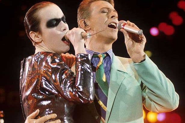 Una periodista de nombre Wendy Leigh, asegura en una de las biografías no autorizadas del cantante, que a las fiestas con temática sexual que organizaban Bowie y su primer esposa asistían varios famosos de la época.