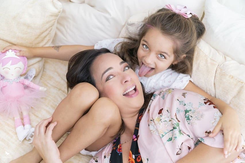 Adamari López está alejada de la televisión desde hace tres años. Después de La fan, su carrera ha estado concentrada en su papel como mamá y en la conducción de un show matutino. Desde el 4 de marzo de 2015, es madre de la pequeña Alaïa, la primogénita que tuvo junto con su esposo, el bailarín español Toni Costa.