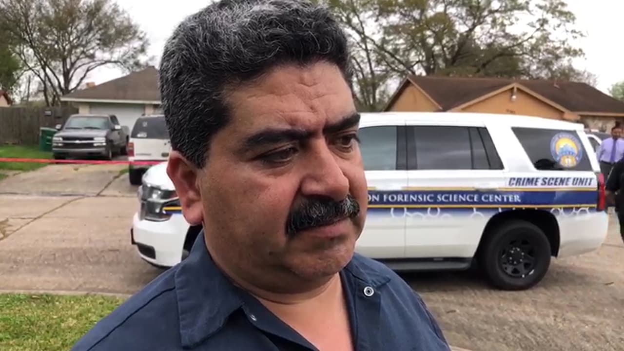 El cadáver es de una mujer blanca o hispana, de unos 30 años de edad, según el señor Alfredo Herrera, residente del área que descubrió el cuerpo y dio parte a las autoridades. El testigo tambien detalló que la victima tenía un trapo amarrado al cuello.