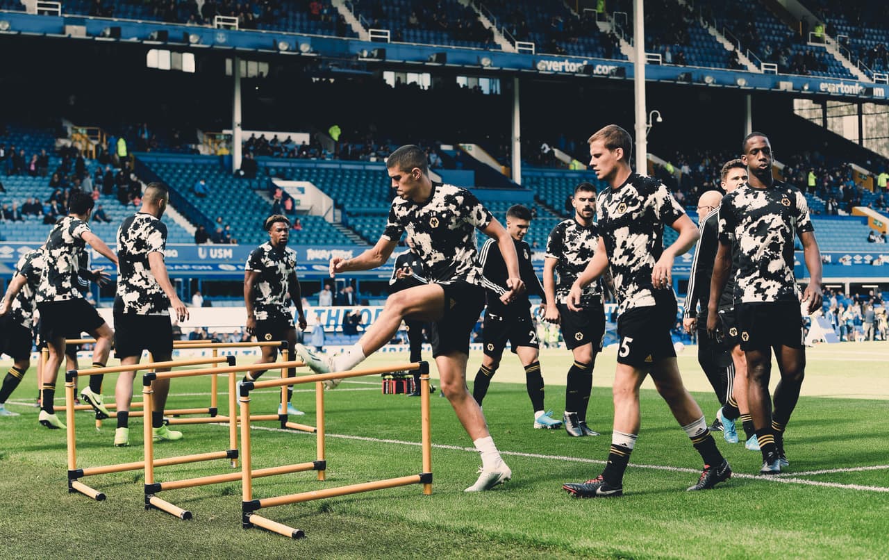 Los Wolves calientan previo al partido.