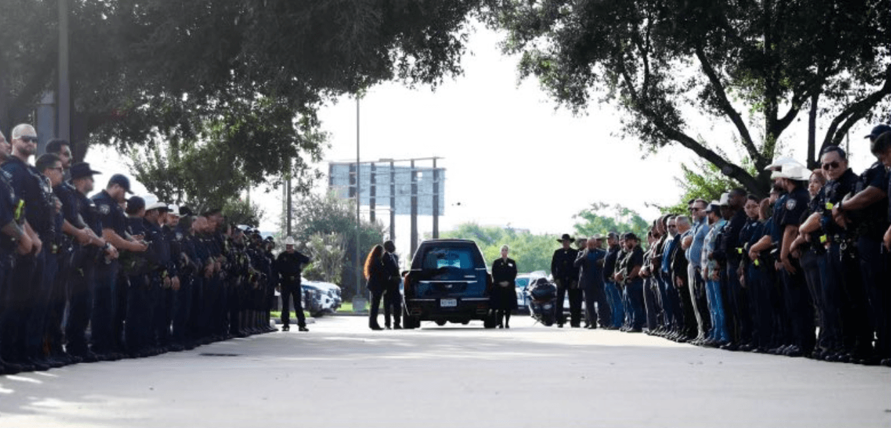 En los últimos días,
<b><a href="https://www.univision.com/local/houston-kxln/ronald-ronnie-palmer-jr-esta-acusado-de-asesinato-con-posibilidad-de-pena-capital-por-la-muerte-del-oficial-fernando-esqueda" target="_blank">las autoridades han arrestado a dos personas</a></b>: Dremone Francis, de 26 años de edad y Ronald "Ronnie" Palmer Jr., de 44 años.