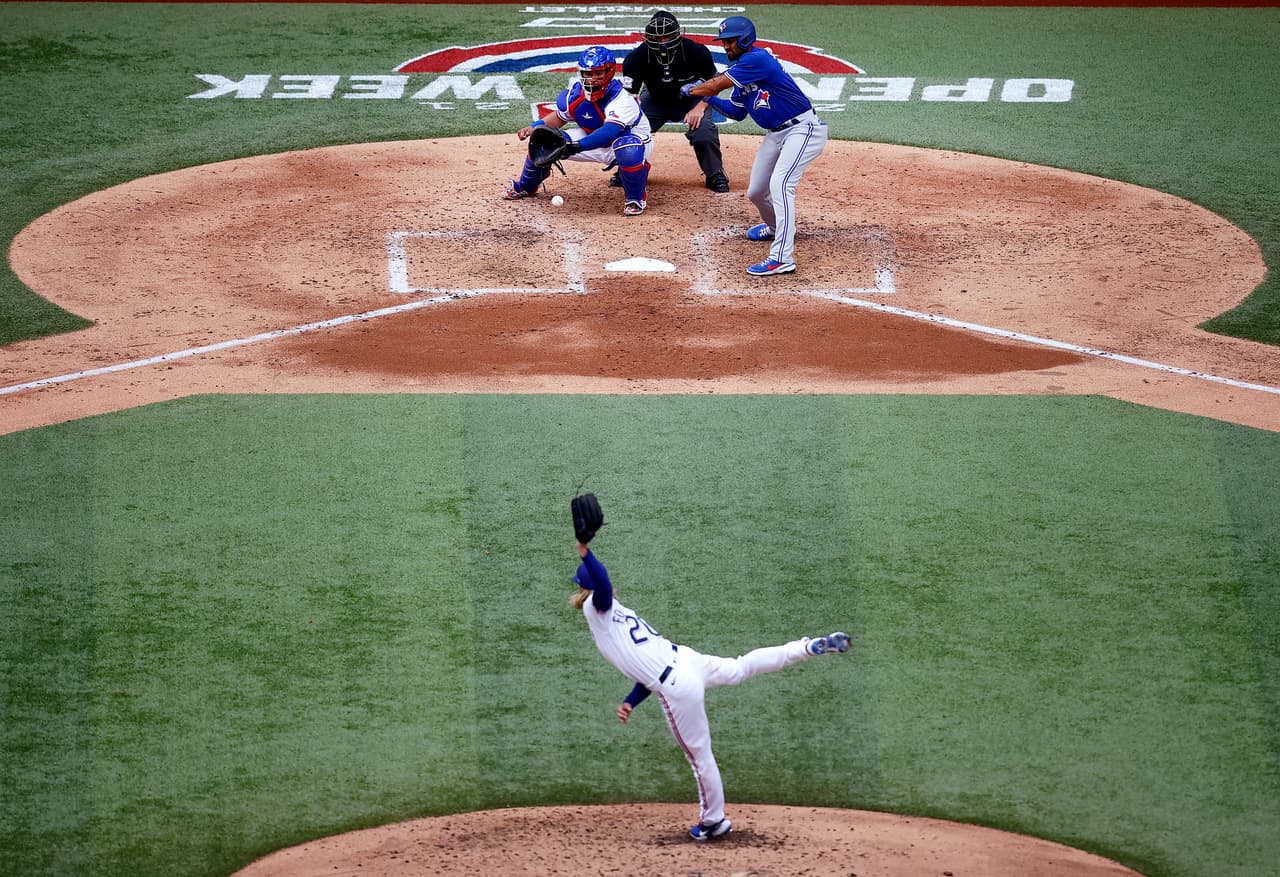 Los 37,238 asistentes llenaron el estadio Globe Life Field para presenciar el Blue Jays vs. Rangers Texas en tiempos de coronavirus.