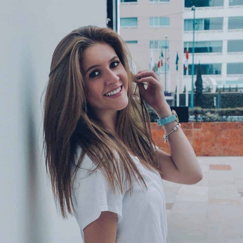 La primogénita de la actriz acaba de transformar
<b> su apariencia de forma drástica</b>, pasó de una melena castaña a una rubia, tal como su mamá la ha llevado por años.