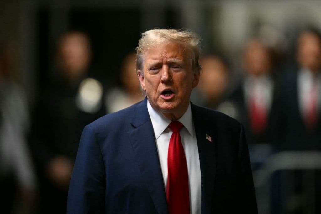 El expresidente Donald Trump habla con la prensa a su llegada en el Tribunal Penal de Manhattan, Nueva York, para continuar con su juicio por supuestamente encubrir pagos para silenciar relaciones extramatrimoniales.