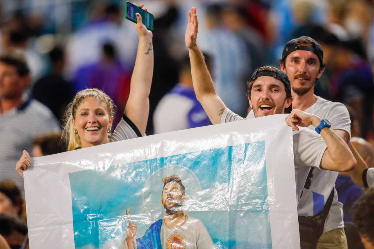 La congregación de fieles seguidores del 10 rosarino también estuvo presente en el Hard Rock Stadium.